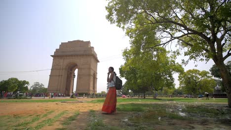 Woman-Using-Teléfono-at-India-Gate