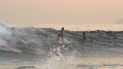 Surfer-Auf-Welle-In-Brasilien