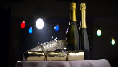 Champagnerflaschen-Und-Cracker-Auf-Dem-Tisch