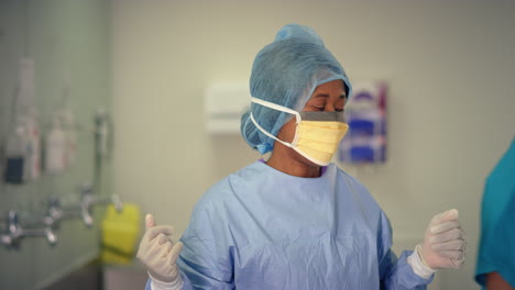 médico-Staff-Putting-On-Surgical-Mask
