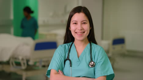 Portrait-Of-Smiling-Female-Medical-Worker