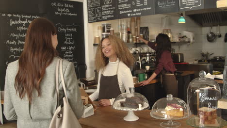 Frau-Geht-Zur-Cafétheke