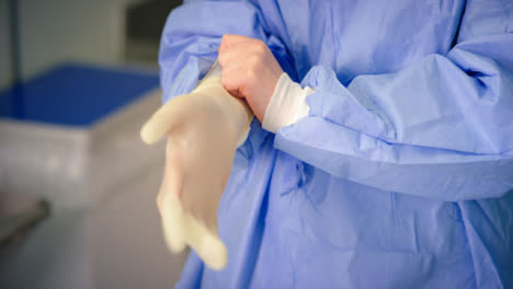 Cu-médico-Worker-Putting-On-Surgical-Glove