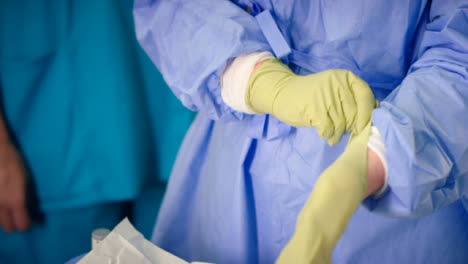 Cu-Medizinischer-Arbeiter-Zieht-OP-Handschuh-An