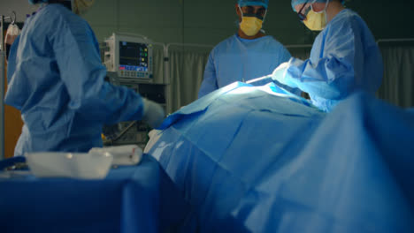 Pan-Medizinischer-Assistent,-Der-Dem-Chirurgen-Ein-Chirurgisches-Instrument-übergibt
