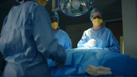 Instrumento-quirúrgico-que-se-pasa-al-cirujano-bajo-llave