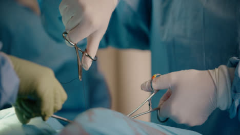 CU-Surgeon-Cutting-Stitch-in-Surgery