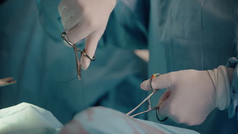 CU-Surgeon-Cutting-Stitch-in-Surgery