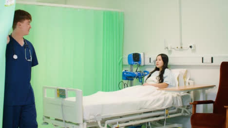 Enfermera-masculina-pantallas-cama-de-hospital-con-cortina