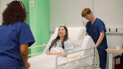 Ruedas-de-enfermería-Hospital-con-paciente-en-sala