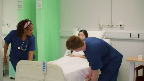 Zwei-Krankenschwestern-Haben-Krankenhausbettgitter-Abgestellt