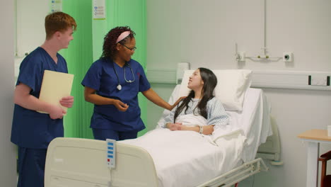 Zwei-Krankenschwestern-Gehen-Vom-Patienten-Im-Krankenhausbett-Weg