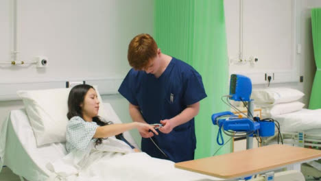 Krankenschwester-Verwendet-Oximeter-Bei-Patienten-Im-Krankenhaus
