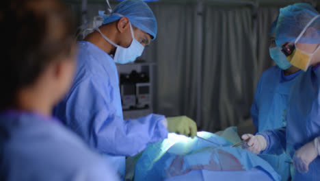 Dos-cirujanos-operan-al-paciente-en-cirugía