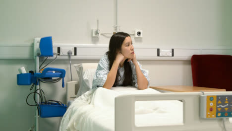 Patient-Sitzt-Im-Krankenhausbett