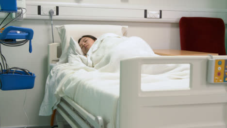 Schlafender-Patient-Im-Krankenhausbett