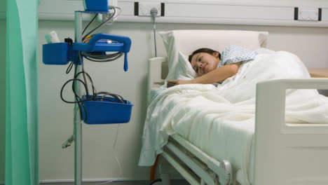 Paciente-sonriente-acostado-en-la-cama-de-un-hospital