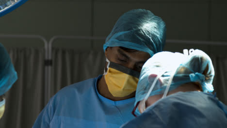 Cu-Chirurg-Beobachtet-Chirurgie