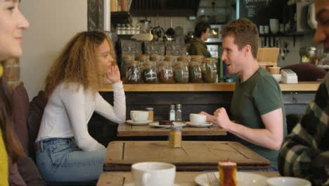 Paar-Unterhalten-Sich-Am-Tisch-In-Einem-Café
