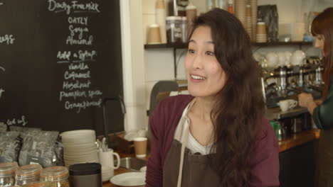 Eine-Frau-Betritt-Ein-Café