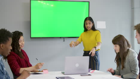 Frau,-Die-Kollegen-Mit-Greenscreen-TV-Führt