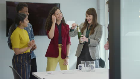 Business-Team-Feiert-Bei-Der-Arbeit-Mit-Champagner