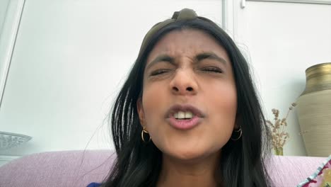 Indische-Asiatische-Frau-Erzählt-Eine-Lustige-Geschichte-Per-Videoanruf