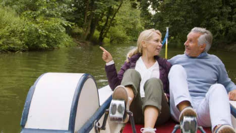 Weitschuss-Eines-Touristenpaares-Mittleren-Alters,-Das-Tretboot-Genießt?