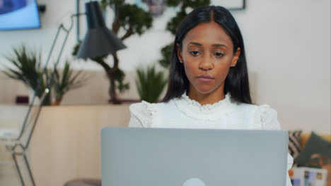 Kameraschwenk-Einer-Frau-Am-Laptop-In-Modernen-Büroräumen