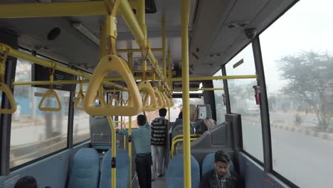 Bengaluru-Toma-Gran-Angular-Del-Interior-De-Un-Autobús-Público-Durante-El-Día-Menos-Concurrido-Debido-Al-Miedo-Al-Virus-De-La-Corona