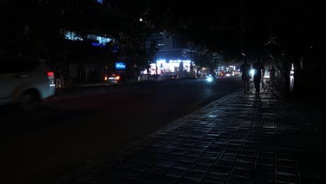 Bengaluru-Karnataka-Indien-28.-Oktober-2019-Verkehr-Und-Fußgänger,-Die-In-Die-Luftverschmutzung-Gehen,-Die-Während-Des-Berühmten-Indischen-Festivals-Diwali-.-Verursacht-Wurde