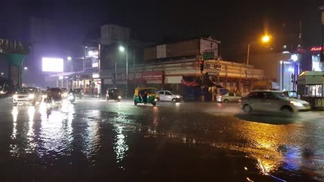 Fahrzeuge,-Die-Bei-Starkem-Regen-Und-Überschwemmung-Die-Straßenkreuzung-Mg-Passieren
