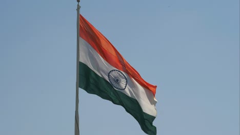 Nahaufnahme-Einer-Riesigen-Indischen-Flagge,-Die-Bei-Starkem-Wind-Flattert