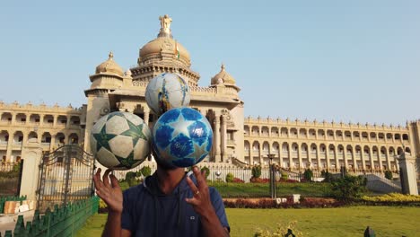 Indien-Ein-Künstler,-Der-Am-Frühen-Morgen-Vor-Dem-Vidhana-Soudha-Gebäude-In-Bengaluru-Karnataka-Indien-Tricks-Mit-Fußbällen-Vorführt?