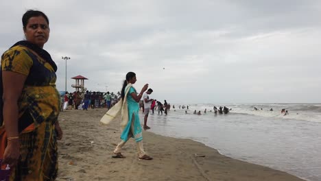 Velananni-Tamilnadu-Indien-7.-Dezember-2019-Stop-Motion-Video-Der-Touristen,-Die-An-Einem-Bewölkten-Tag-An-Einem-überfüllten-Strand-Genießen?