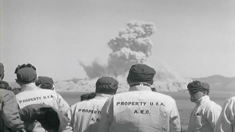 Amerikanische-Militärangehörige-Der-1950er-Jahre-Beobachten-Atombombentest-Aus-Der-Ferne