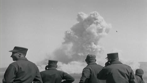 Amerikanisches-Militärpersonal-Der-1950er-Jahre-Beobachtet-Einen-Atombombentest-Aus-Der-Ferne