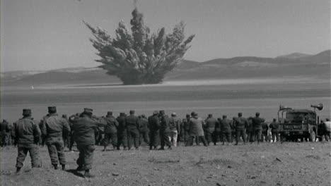 Amerikanisches-Militärpersonal-Der-1950er-Jahre-Beobachtet-Unterirdischen-Atomtest