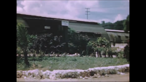 1945-Dicker-Mann-Und-Kleiner-Junge-Atombombenvorbereitungen-Auf-Tinian-Island-001