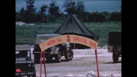 1945-Dicker-Mann-Und-Kleiner-Junge-Atombombenvorbereitungen-Auf-Tinian-Island-005