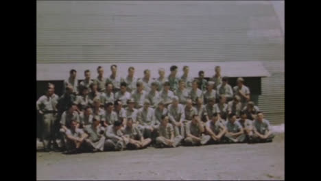 1945-Dicker-Mann-Und-Kleiner-Junge-Atombombenvorbereitungen-Auf-Tinian-Island-008