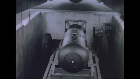 1945-Dicker-Mann-Und-Kleiner-Junge-Atombombenvorbereitungen-Auf-Tinian-Island-014