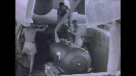 1945-Fat-Man-Und-Little-Boy-Atombombenvorbereitungen-Auf-Tinian-Island