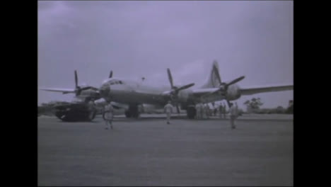 1945-Dicker-Mann-Und-Kleiner-Junge-Atombombenvorbereitungen-Auf-Tinian-Island-017