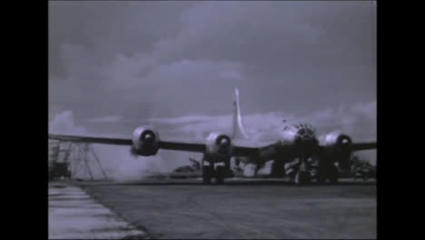 1945-Dicker-Mann-Und-Kleiner-Junge-Atombombenvorbereitungen-Auf-Tinian-Island-018