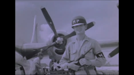 1945-Dicker-Mann-Und-Kleiner-Junge-Atombombenvorbereitungen-Auf-Tinian-Island-020
