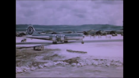 1945-Dicker-Mann-Und-Kleiner-Junge-Atombombenvorbereitungen-Auf-Tinian-Island-025