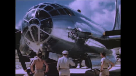 1945-Dicker-Mann-Und-Kleiner-Junge-Atombombenvorbereitungen-Auf-Tinian-Island-026