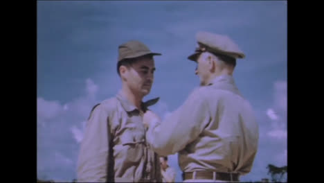 1945-Dicker-Mann-Und-Kleiner-Junge-Atombombenvorbereitungen-Auf-Tinian-Island-027