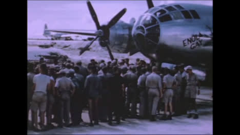 1945-Dicker-Mann-Und-Kleiner-Junge-Atombombenvorbereitungen-Auf-Tinian-Island-028